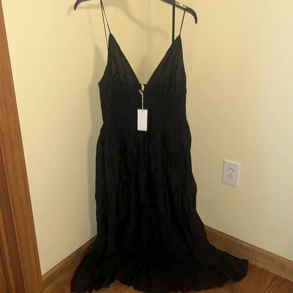 Black Sleeveless V-Neck Maxi Dress
MOON RIVER - Picture 6 of 9